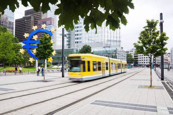 Euro-Zeichen-Skulptur vor dem Euroturm in Frankfurt am Main, Deutschland — Stockfoto