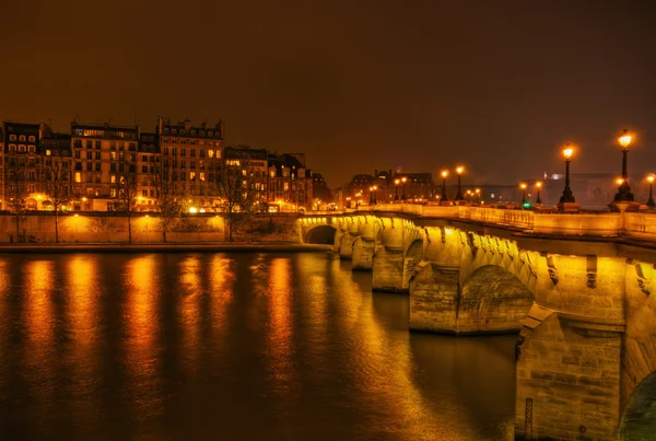 Vista nocturna del Pont Neuf y del Il de Cite en París —  Fotos de Stock