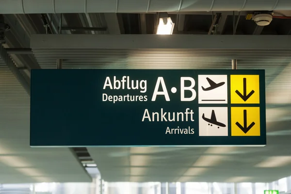 Abflug- und Ankunftsschild am Flughafen — Stockfoto