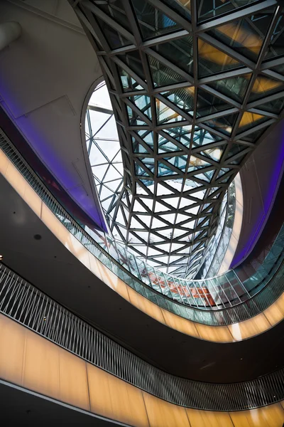 Moderne architectuur van het winkelcentrum mijn Zeil in Frankfurt am Main, Duitsland — Stockfoto