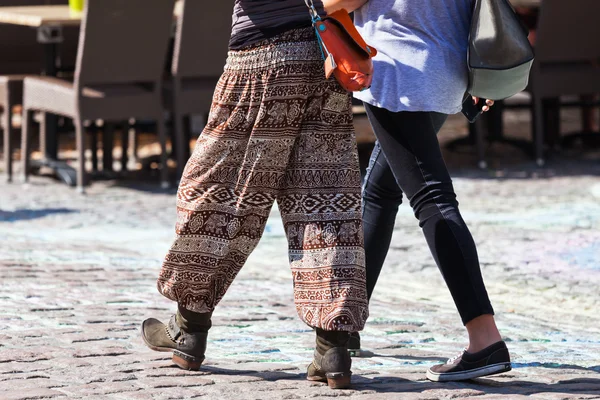 Mujeres caminando por la ciudad —  Fotos de Stock