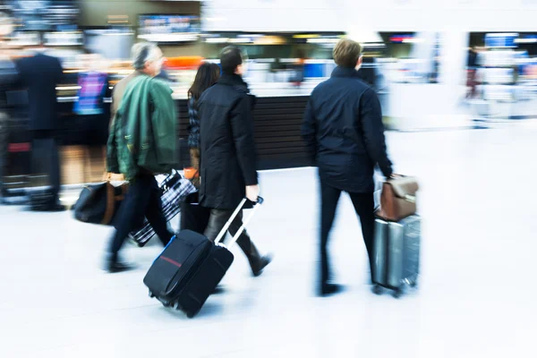 Viajando personas en el aeropuerto en movimiento borroso — Foto de Stock