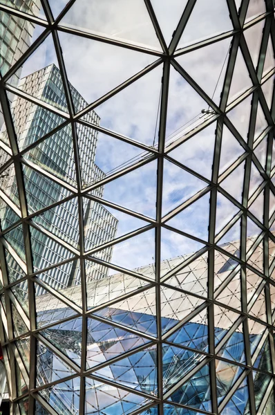 Moderne architectuur van het winkelcentrum mijn Zeil in Frankfurt am Main, Duitsland — Stockfoto