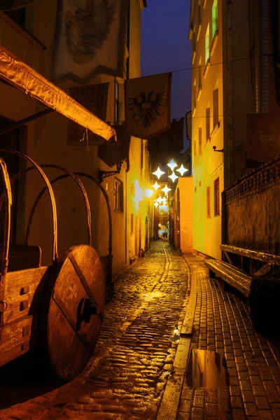 Noční ulici na starém městě v Rize, Lotyšsko — Stock fotografie