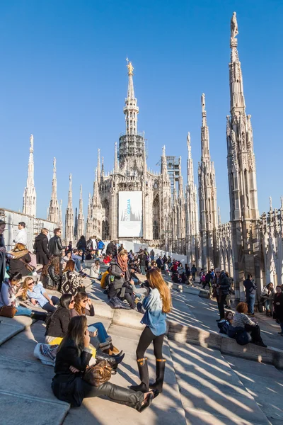 Tourists on the roof of the Milan Cathedral in Milan, Italy — Stock Photo, Image