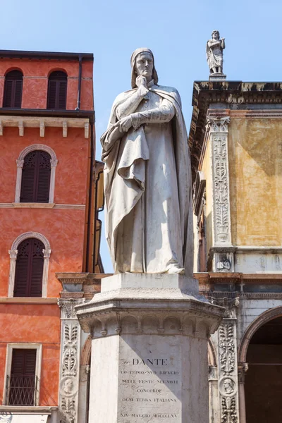 Statue of Dante Aligheri in Verona, Italy — Stock Photo, Image