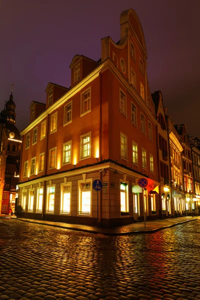 Calle nocturna en el casco antiguo de Riga, Letonia — Foto de Stock