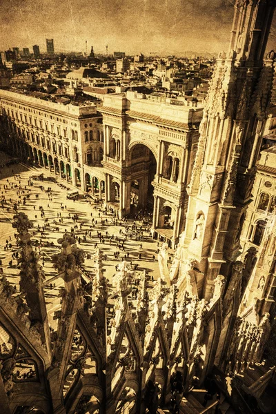 Vista desde la Catedral de Milán en la plaza de la Catedral en un proceso de estilo vintage —  Fotos de Stock