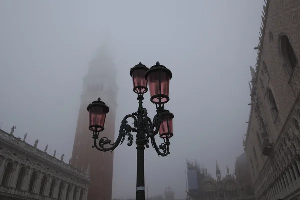 St markiert Platz in Venedig mit dichtem Nebel — Stockfoto