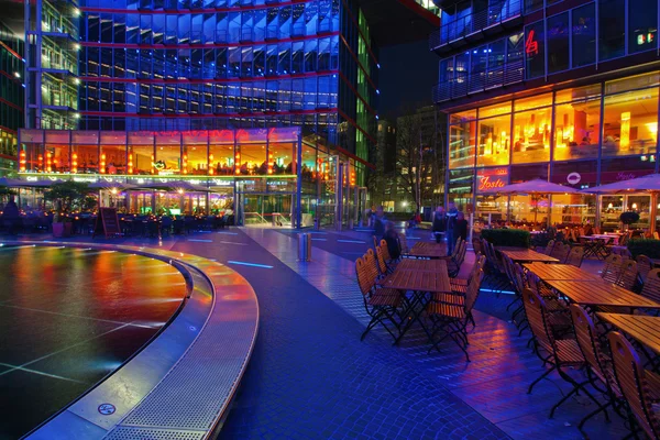 Patio van het Sony-Center in Berlijn, Duitsland, 's nachts — Stockfoto