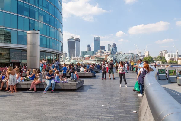 查看从市政厅到伦敦金融城在英国伦敦泰晤士河的另一边 — 图库照片
