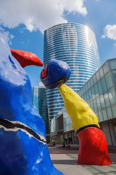 Nowoczesne rzeźby w finansowej dzielnicy La Défense w Paryżu, Francja — Zdjęcie stockowe