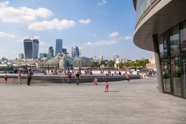 Vista desde el City Hall hasta la City de Londres al otro lado del Támesis en Londres, Reino Unido — Foto de Stock