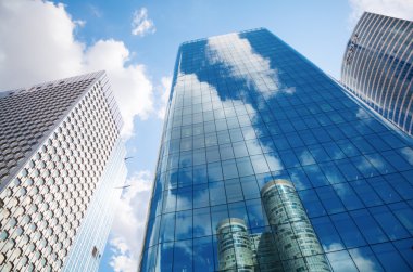 Modern gökdelen içinde mali bölge La Defense Paris, Fransa