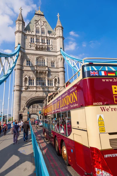 På den berömda Tower Bridge i London, Uk — Stockfoto