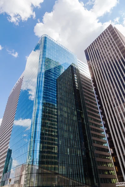 Moderní budovy ve finanční čtvrti la Défense v Paříž, Francie — Stock fotografie