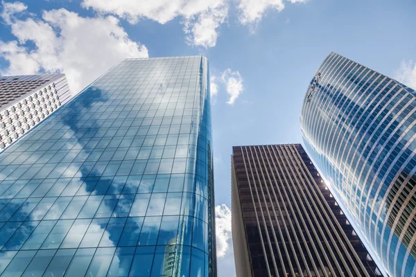 Σύγχρονα κτίρια στην οικονομική συνοικία la Defense, στο Παρίσι, Γαλλία — Φωτογραφία Αρχείου