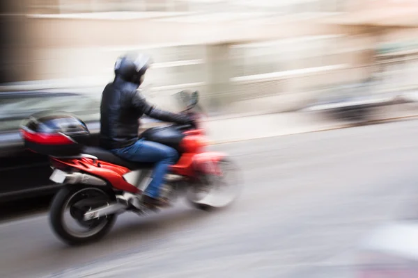 Motorrijder in bewegingsonscherpte — Stockfoto