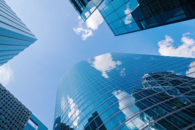 Düşük açılı görünümü modern ofis kuleleri içinde mali bölge La Defense Paris, Fransa