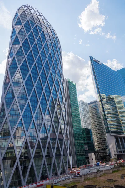 Rascacielos en el distrito financiero La Defense en París, Francia — Foto de Stock