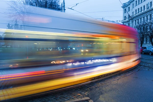 運動における路面電車の光の道は、ラトビアのリガ市でぼかし — ストック写真