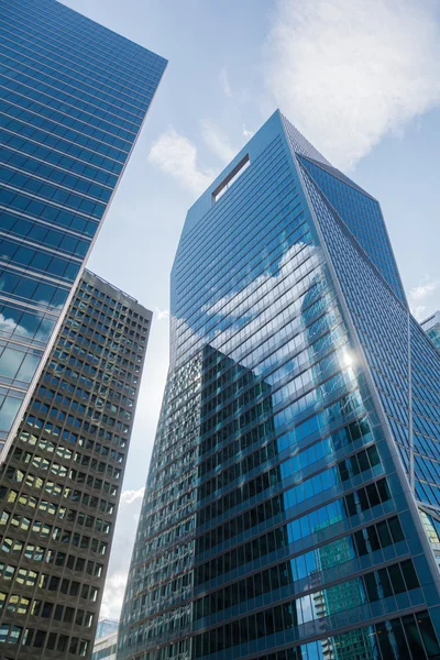 Rascacielos en el distrito financiero La Defense en París, Francia — Foto de Stock