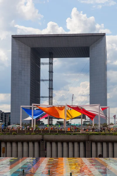 Vista da Grande Arche no distrito financeiro La Defense em Paris, França — Fotografia de Stock