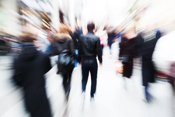 Menigte van mensen lopen in ghte stad met creatieve zoom ingang — Stockfoto