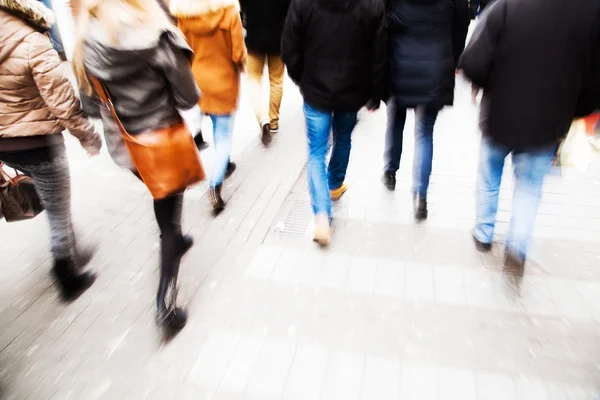 Yaratıcı zoom etkisi ile şehirdeki insanlar