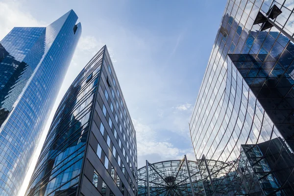 Moderní kancelářské budovy v finanční čtvrti La Défense v Paříž, Francie — Stock fotografie