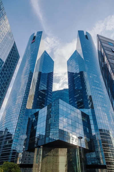 Moderne kantoorgebouwen in de financiële districten La Défense in Parijs, Frankrijk — Stockfoto