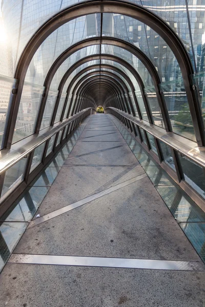 Moderna gångbron i finansdistriktet La Défense i Paris, Frankrike — Stockfoto