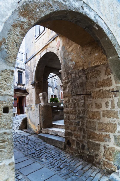 Archway in de middeleeuwse bergdorp Groznjan in Kroatië — Stockfoto