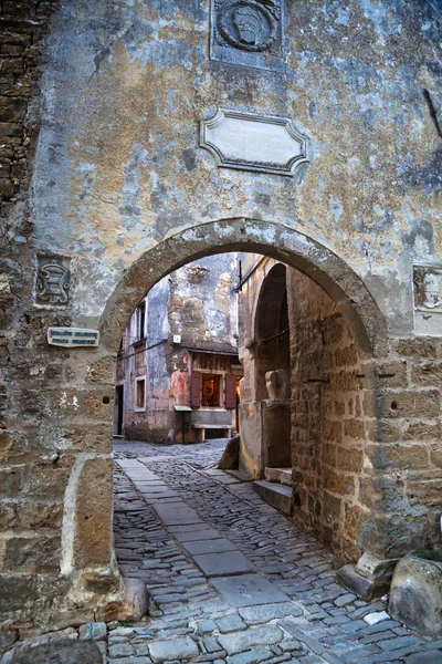 Archway in the medieval mountain village Groznjan in Croatia — Stock Photo, Image