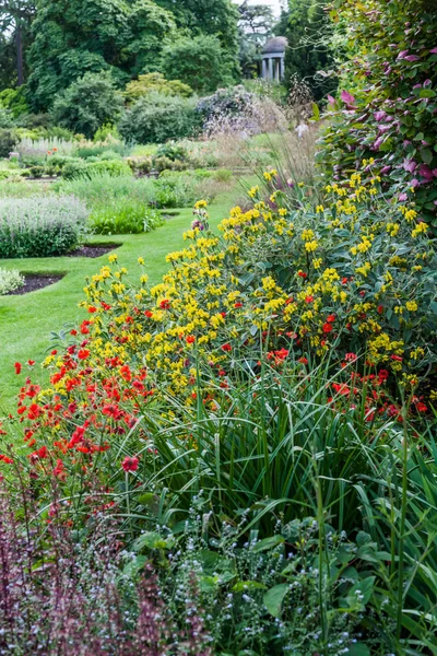 Blomma gränser i den kungliga botaniskaträdgården i Kew, England — Stockfoto