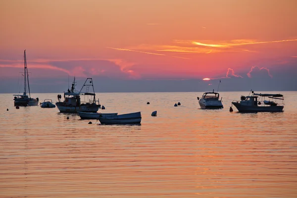 Barcos na Costa Ístria ao pôr-do-sol — Fotografia de Stock