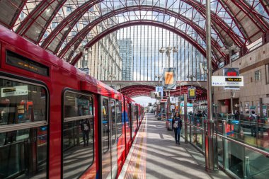 Metro istasyonundan Canary Wharf Londra, İngiltere