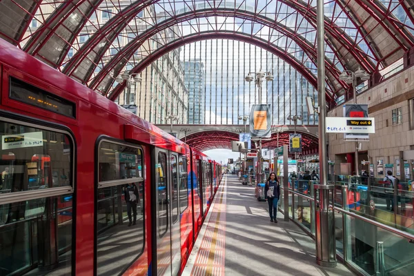 Underground stanice Canary Wharf v Londýně, Velká Británie — Stock fotografie