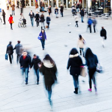 Şehir meydanında yürürken insanlar Hareket Bulanıklığı