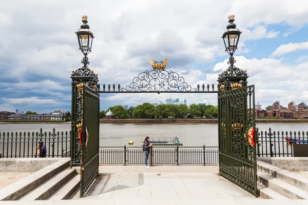 Blick vom Royal Marinal College in Greenwich, London, über die Themse — Stockfoto