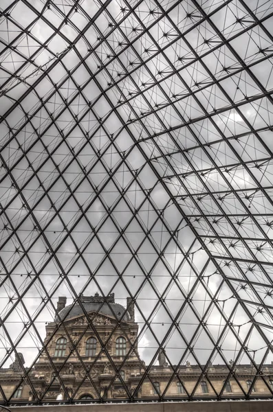 Zobrazit přes skleněný strop kopule slavného muzea Louvre v Paříži — Stock fotografie
