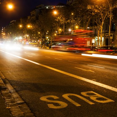 Gece trafik sahne Barcelona, İspanya