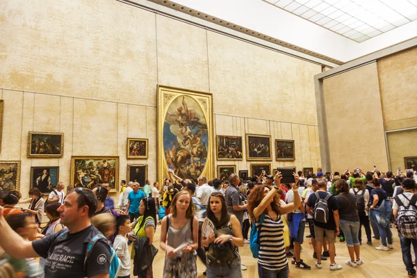 Inside of the famous Louvre Museum in Paris, France — Stock Photo, Image