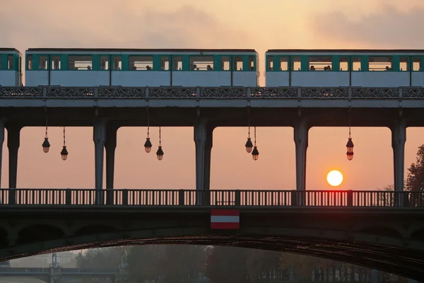 Metra přes Seinu most Bir Hakeim v Paříži, při západu slunce — Stock fotografie