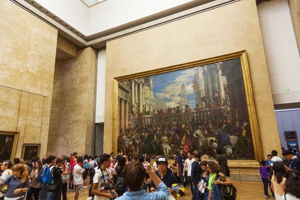 Dentro do famoso Museu do Louvre em Paris, França — Fotografia de Stock