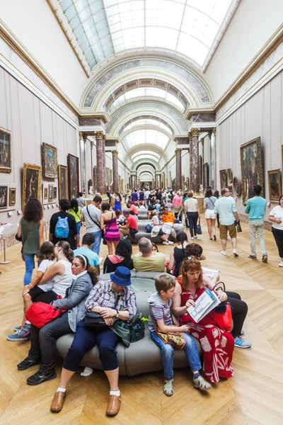 Dentro do famoso Museu do Louvre em Paris, França — Fotografia de Stock