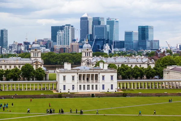 View from Greenwich Hill to Queens House with the skyline of Canary Wharf behind — Stock Photo, Image