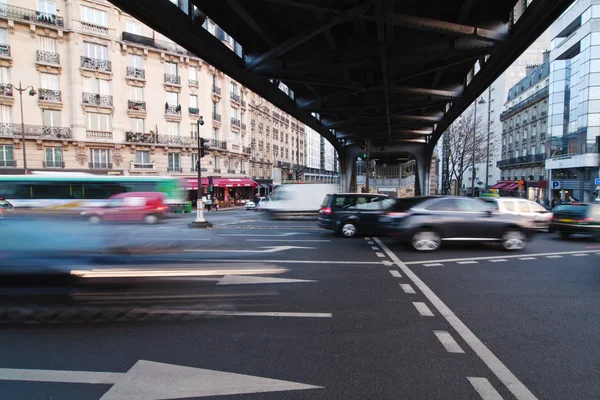 Traffico automobilistico sotto un ponte a Parigi, Francia — Foto Stock