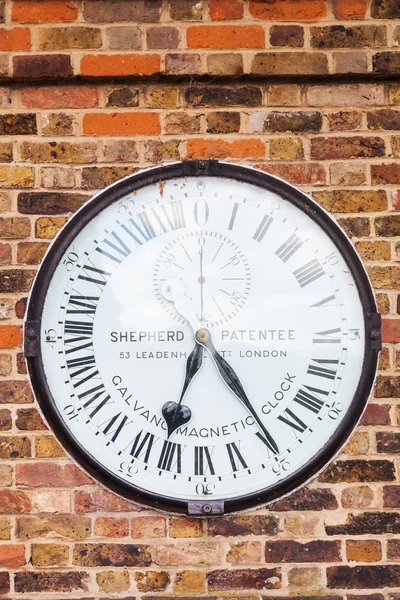 Shepherd Gate Clock at the Royal Greenwich Observatory in Greenwich, London, UK — Stock Photo, Image