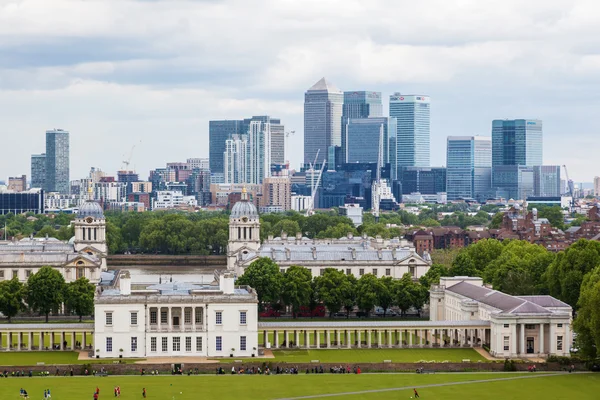 Queen 's House in Greenwich mit den Wolkenkratzern des Kanarienvogels im Hintergrund — Stockfoto